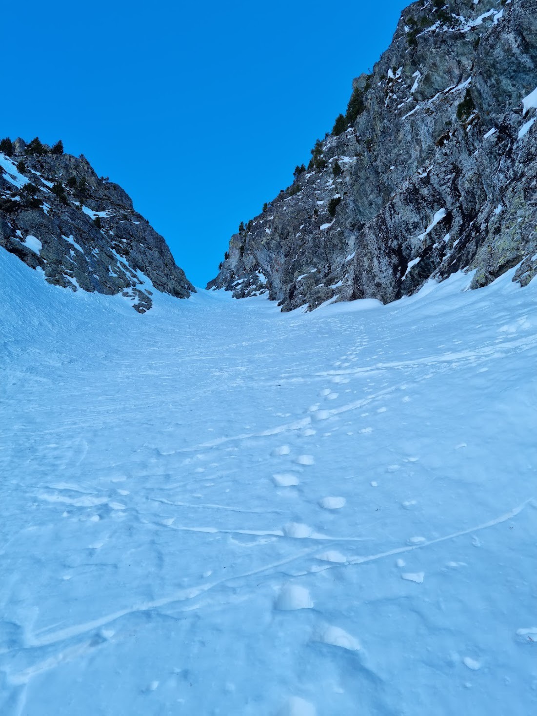 couloir de montée à la pointe de Vaudaine : neige dure mais tracé 