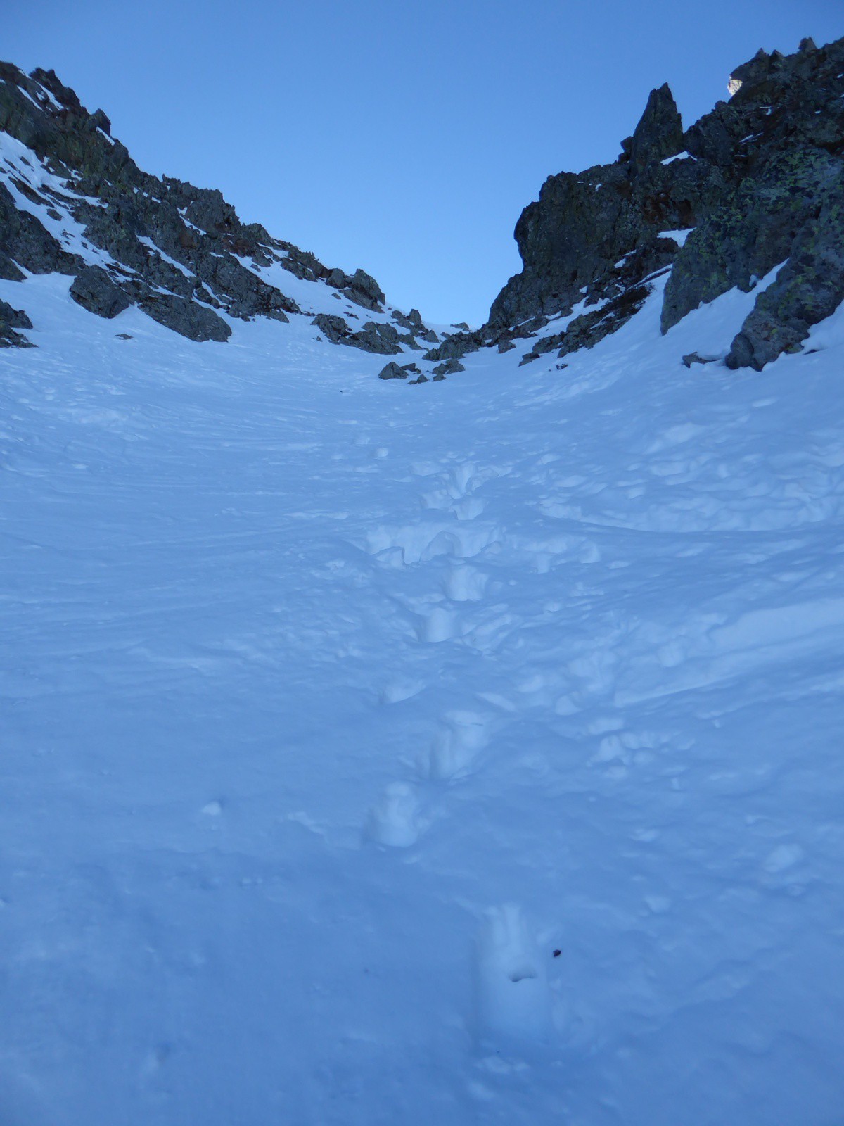 Couloir assez difficile à skier, crampons en aller retour plus sûr!