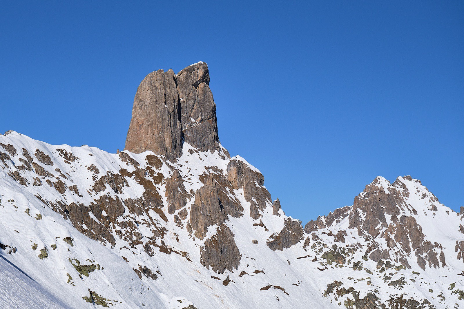 Le sommet emblématique du Beaufortain vu du col de la Charbonnière.