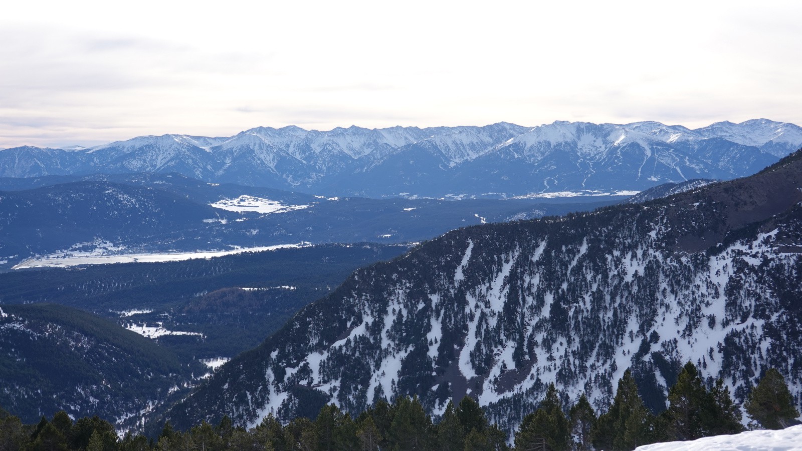 Panorama sur les sommets de Cerdagne depuis le haut de la station de ski de Formiguères