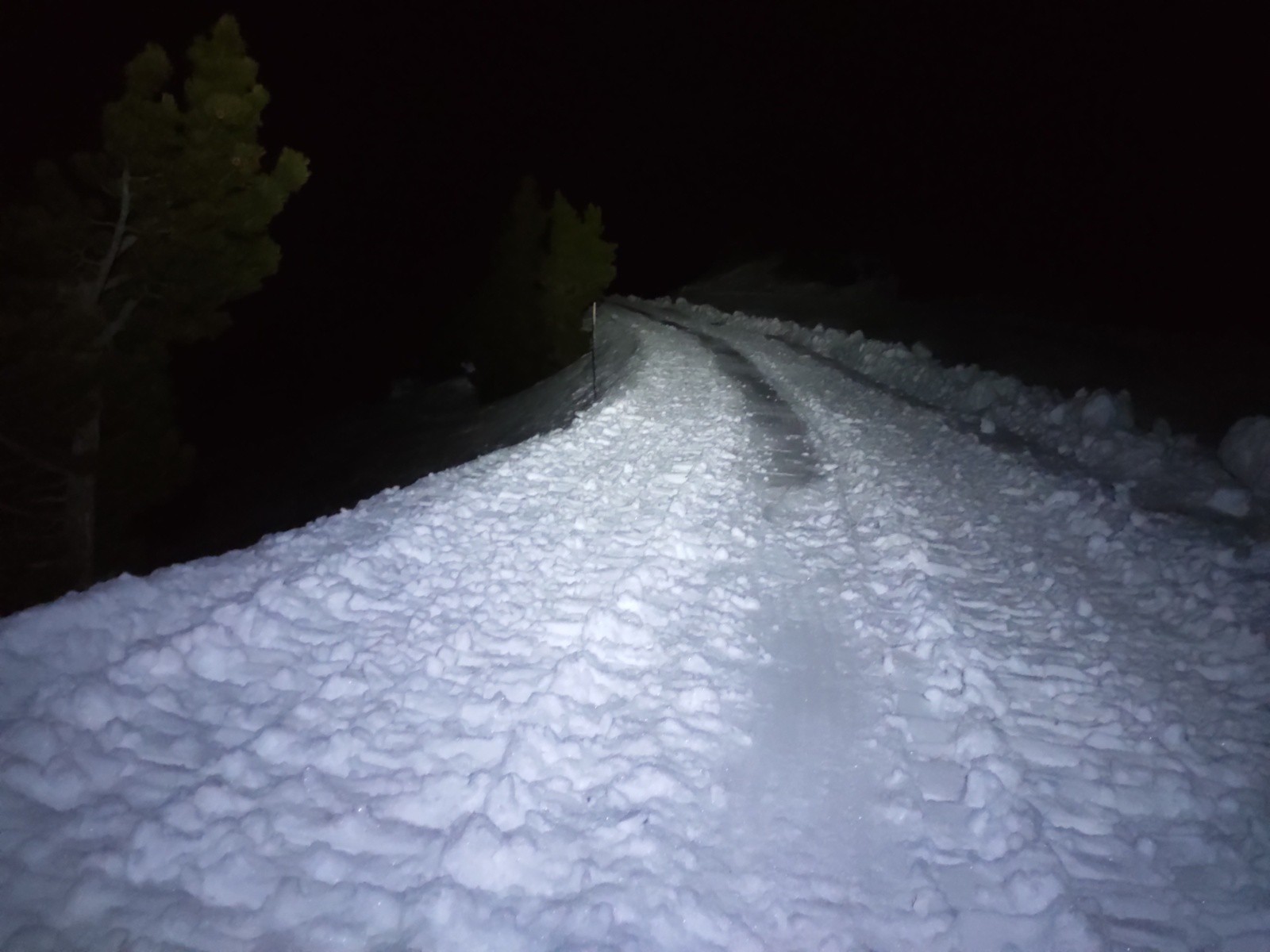 Un peu radin en photo nocturne, mais la jolie trace que ma fait le chasse neige en valait le coup, un vrai trottoir à ski de randonnée sans passer par des endroits où il avait damé, pratique.