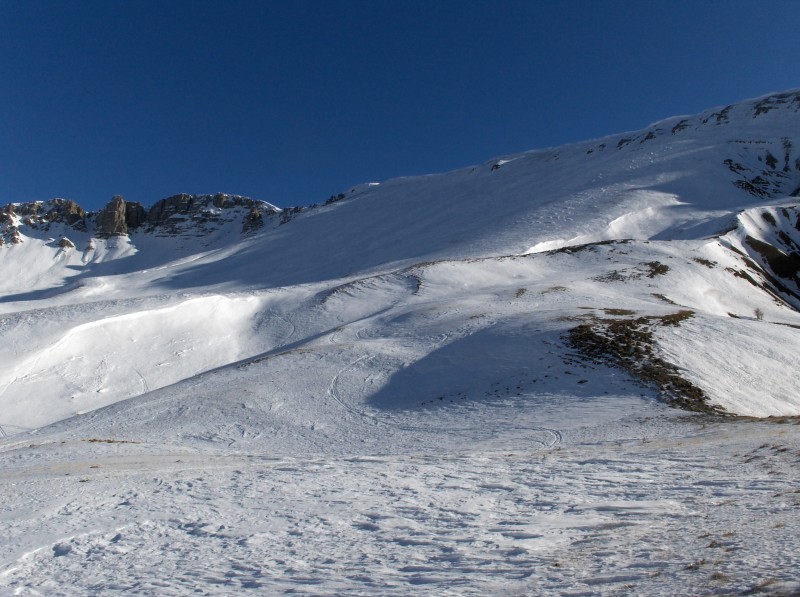La montée de coste belle : Au pied du plan de Coste belle, visez un peu la corniche formée par le vent en haut.