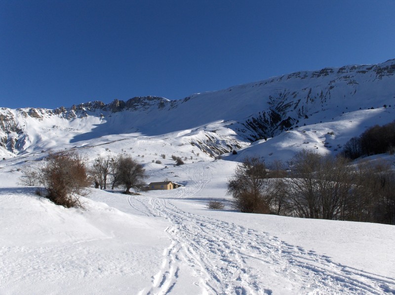 LES MONGES EN FOND : Arrivée à la bergerie avec les Monges au fond. La montée se fait par le grand plan à droite.