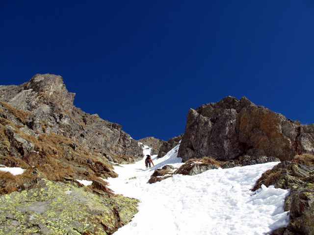 Prendre un casque : Des morceaux de glace tombent de la face