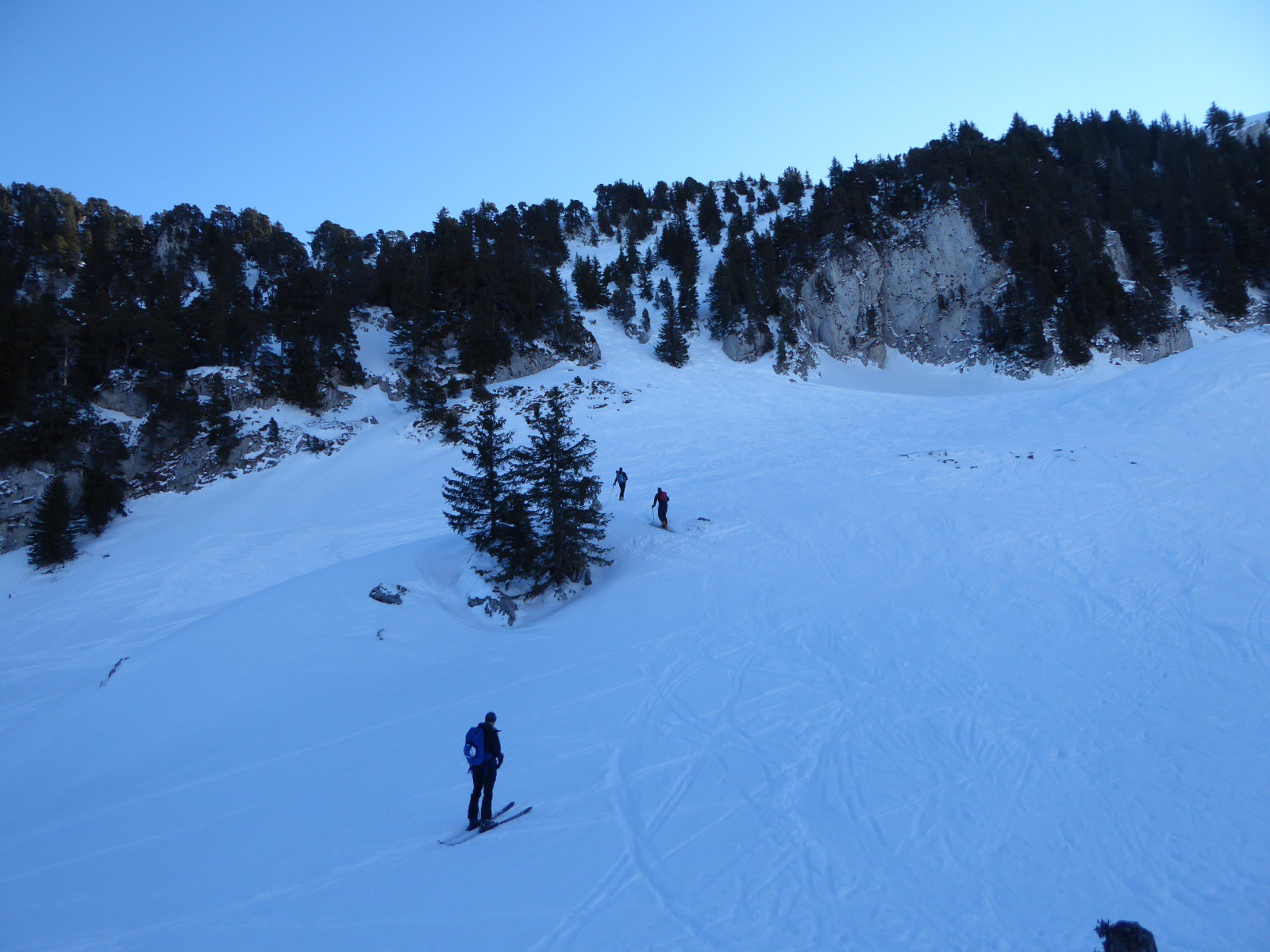 Montée raide sur neige dur au dessus du col de Bovinant