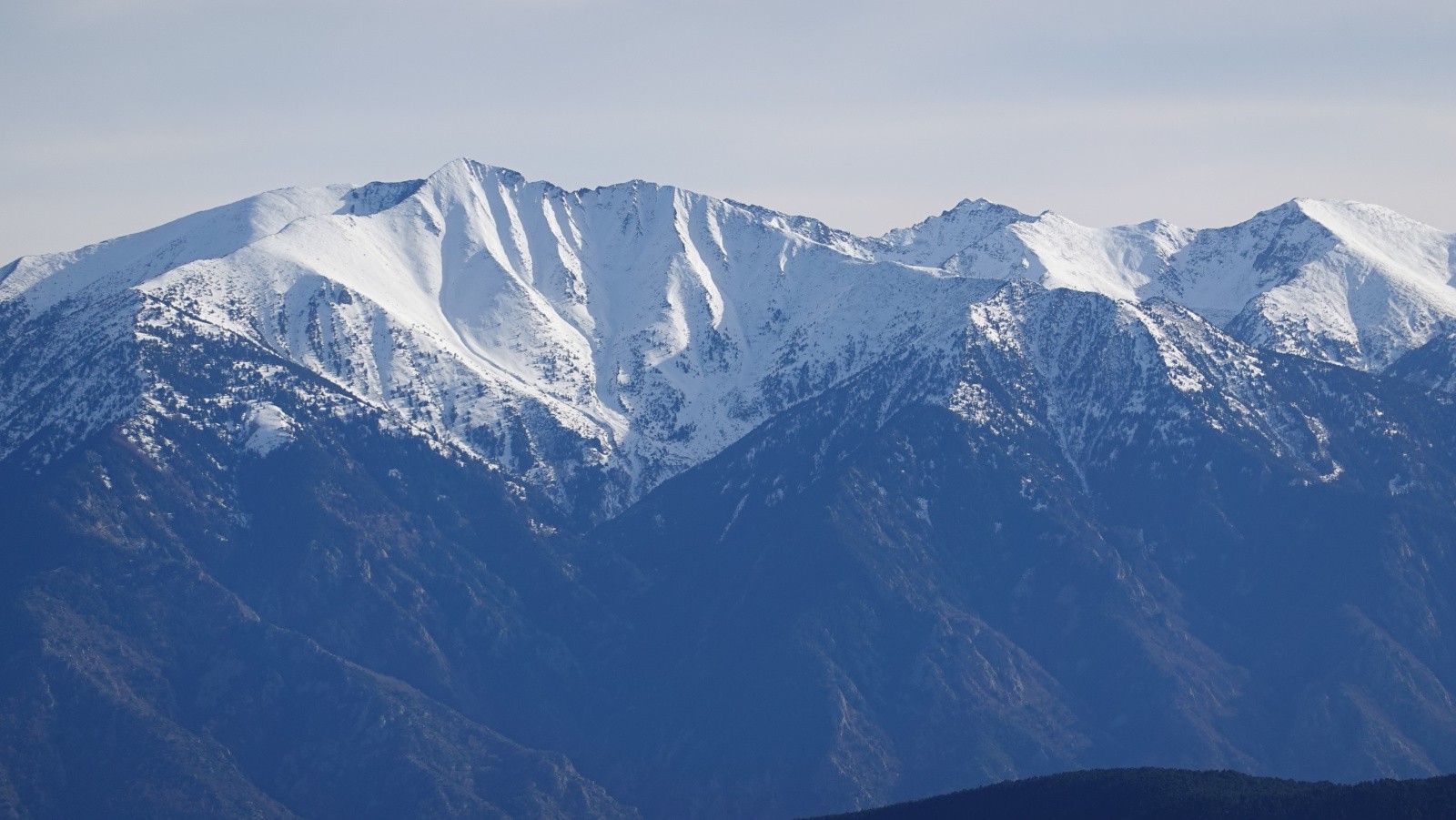 Panorama sur le massif du Canigó pris au téléobjectif