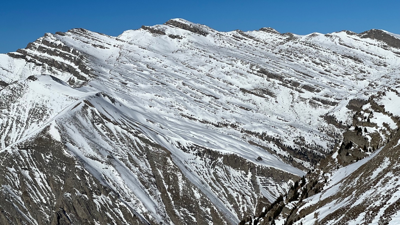 La spéciale JP avec la superbe vue sur la face S de l'Estrop qui tient le coup