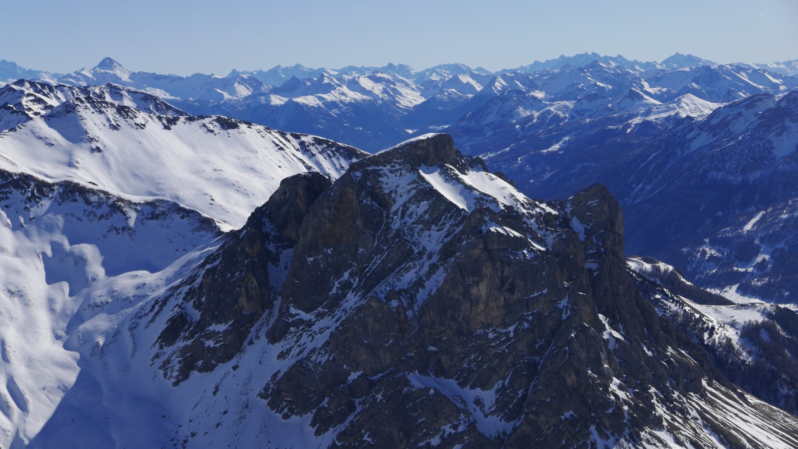 Depuis Roche Colombe: le massif de l'Aiguillette du Lauzet.