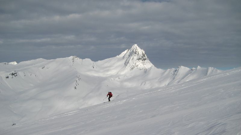 L'Eypiol : Descente du sommet face au Bric Bouchet.
