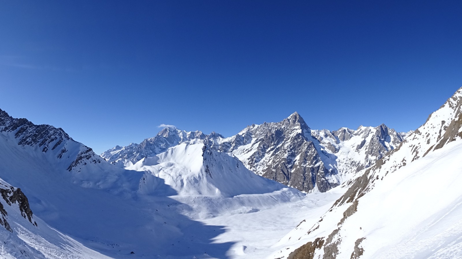 Tete d'Entre Deux Sauts devant le Mont Blanc et les Grandes Jorasses depuis le vallon de Malatra