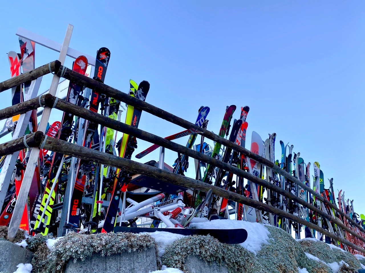 Les gens du village laissent leurs skis devant le télésiège toute la nuit !!! #laconfiance