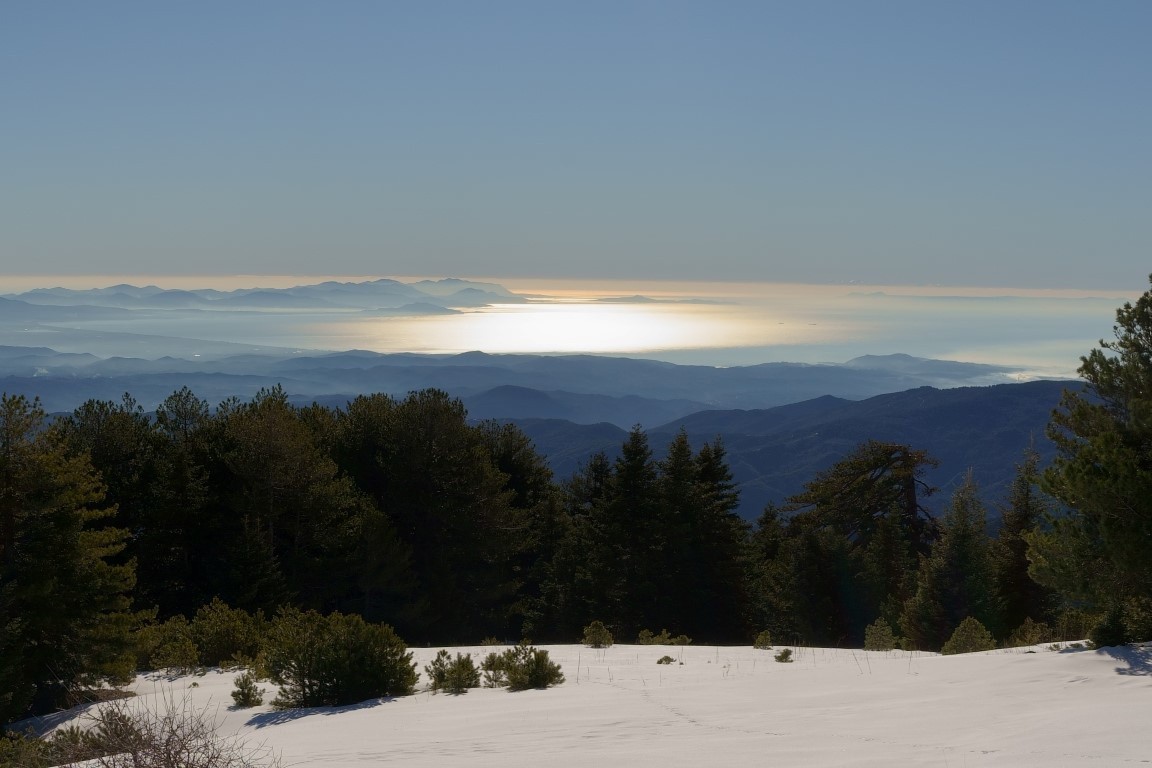 la mer qui brille vers le sud