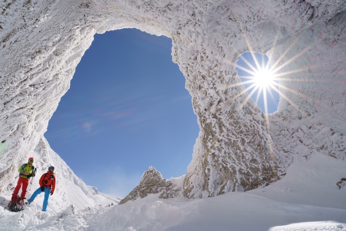 2 jours plus tôt sous le vent de nord, ambiance plus hivernale vers la double arche sommitale du Mont Parnasse