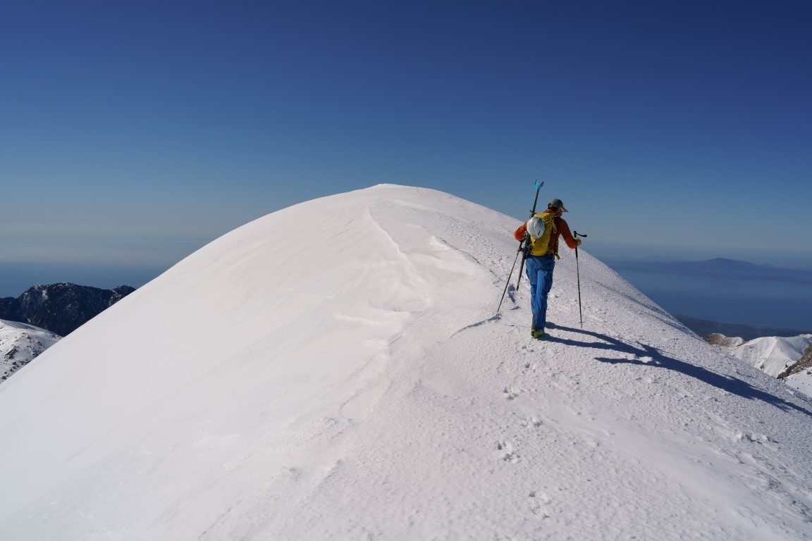 au sommet de Profitis Elias, plus haute montagne au sud de la Grèce continentale