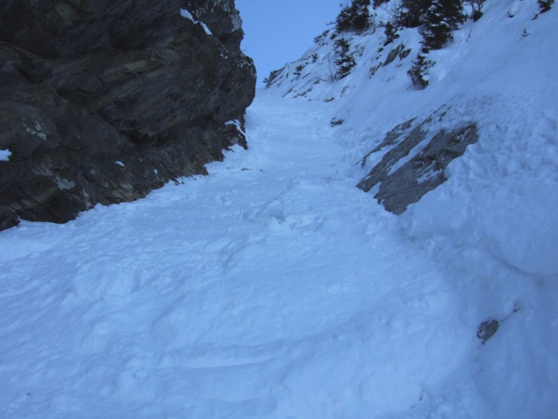 Etale couloir Chauchefoin : photo prise le 3 Janv. L'étroiture : juste la largeur des skis.