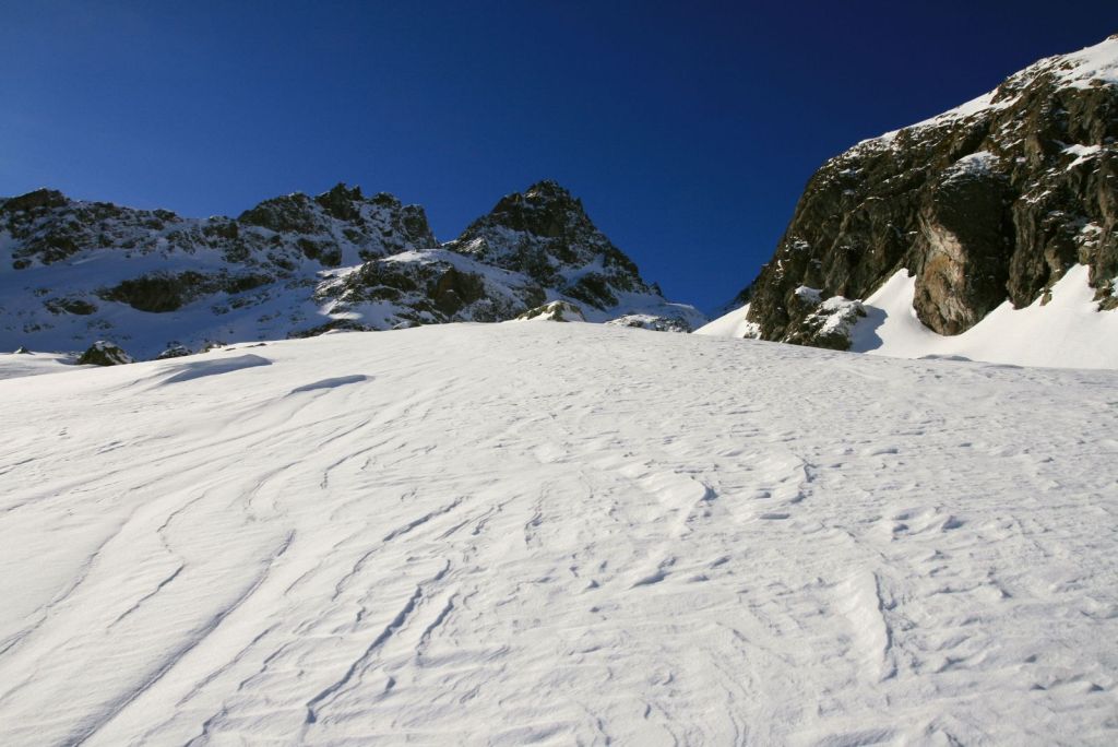 A la montée : Brèche de la Roche Fendue derrière cette dune de neige magnifique