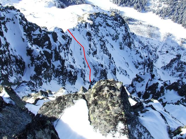 Monts Jovets : L'echarpe de neige rive gauche , qui nous a permis de contourner le passage critique du couloir, à savoir l'entrée .