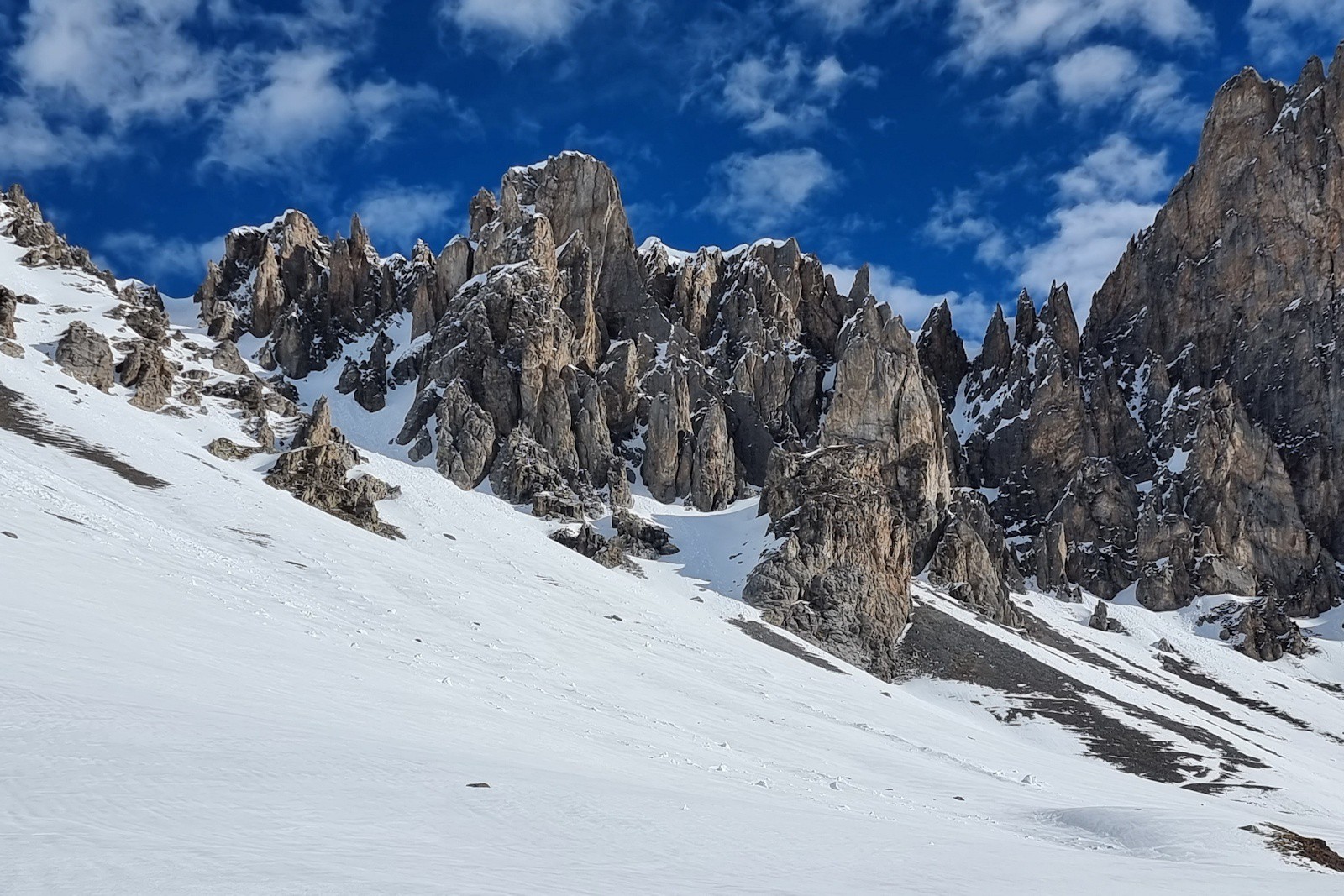 #3 Nous admirons les découpes de la crête de Lacha . Nous admirons les découpes de la crête de Lacha .