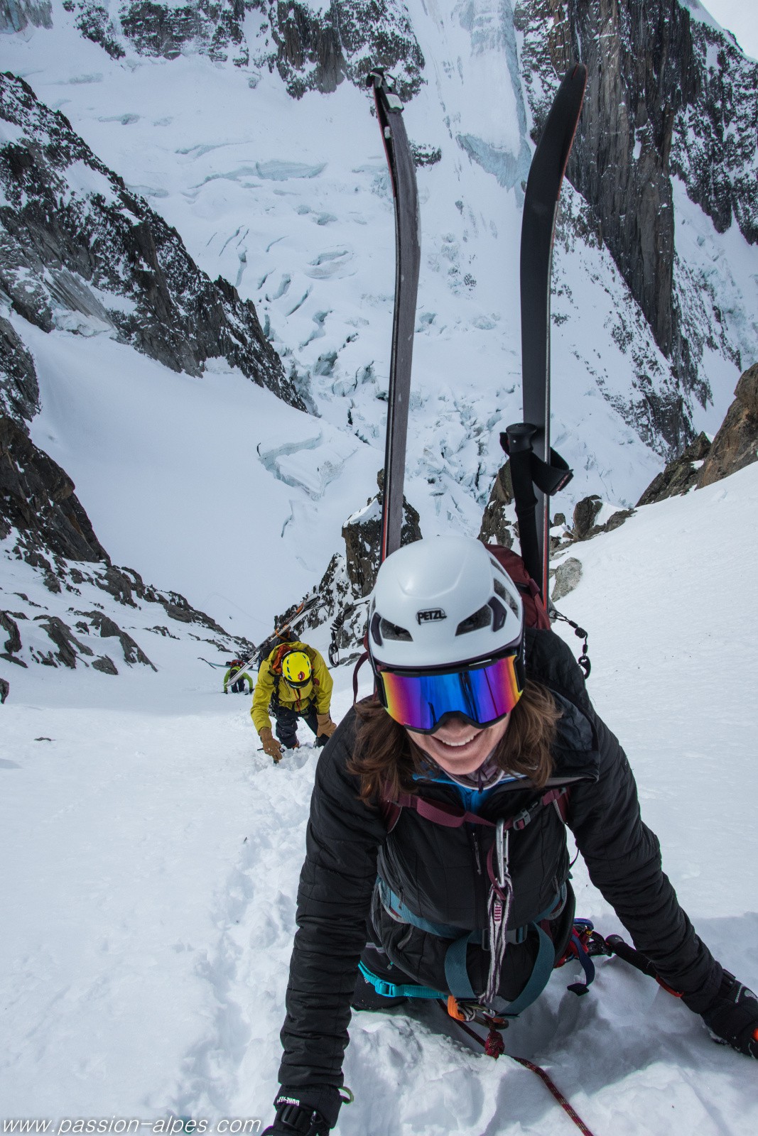 Tout sourire dans le couloir ! 
