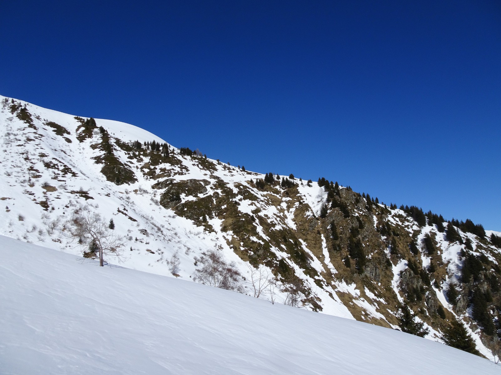 le GR pour atteindre la combe des Balmettes est la seule vire enneigée qui passe a ski