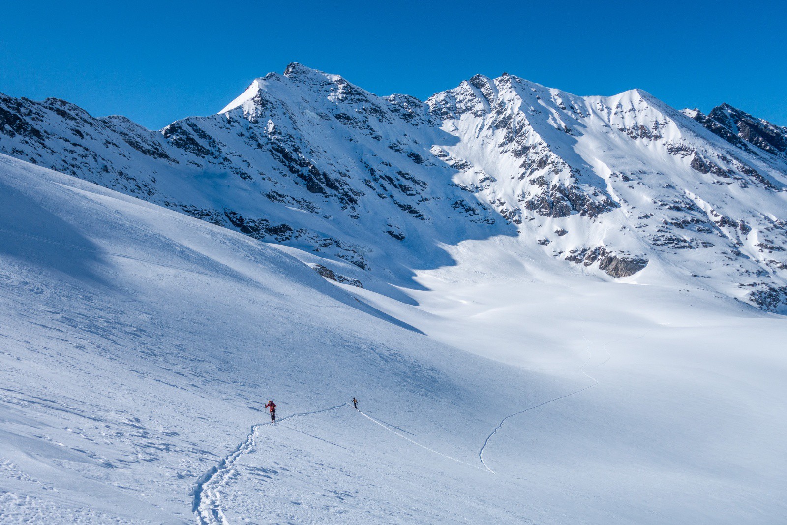  Remontée à la traversière avec une vue sur la face fraichement skié