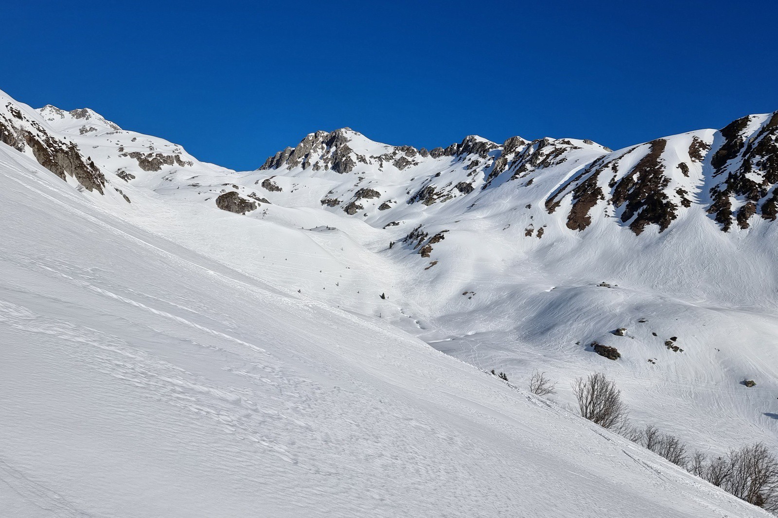 Nous délaissons&nbsp;la «piste de ski des Frettes» pour remonter les pentes Nord-Est sous la Roche Noire.&nbsp;