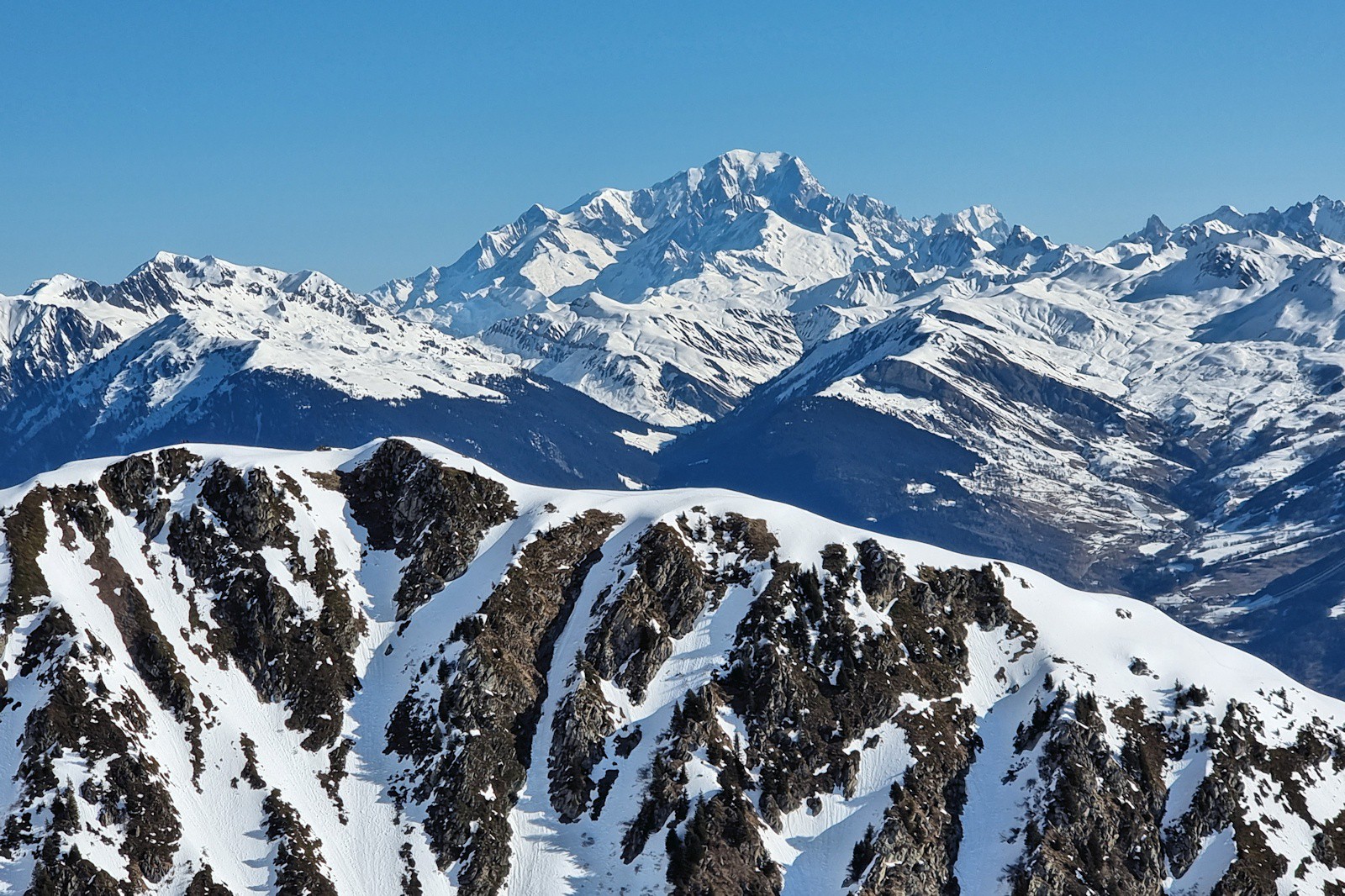 Par delà le Grand Plan, les sommets du Beaufortain et du Mont Blanc.&nbsp;