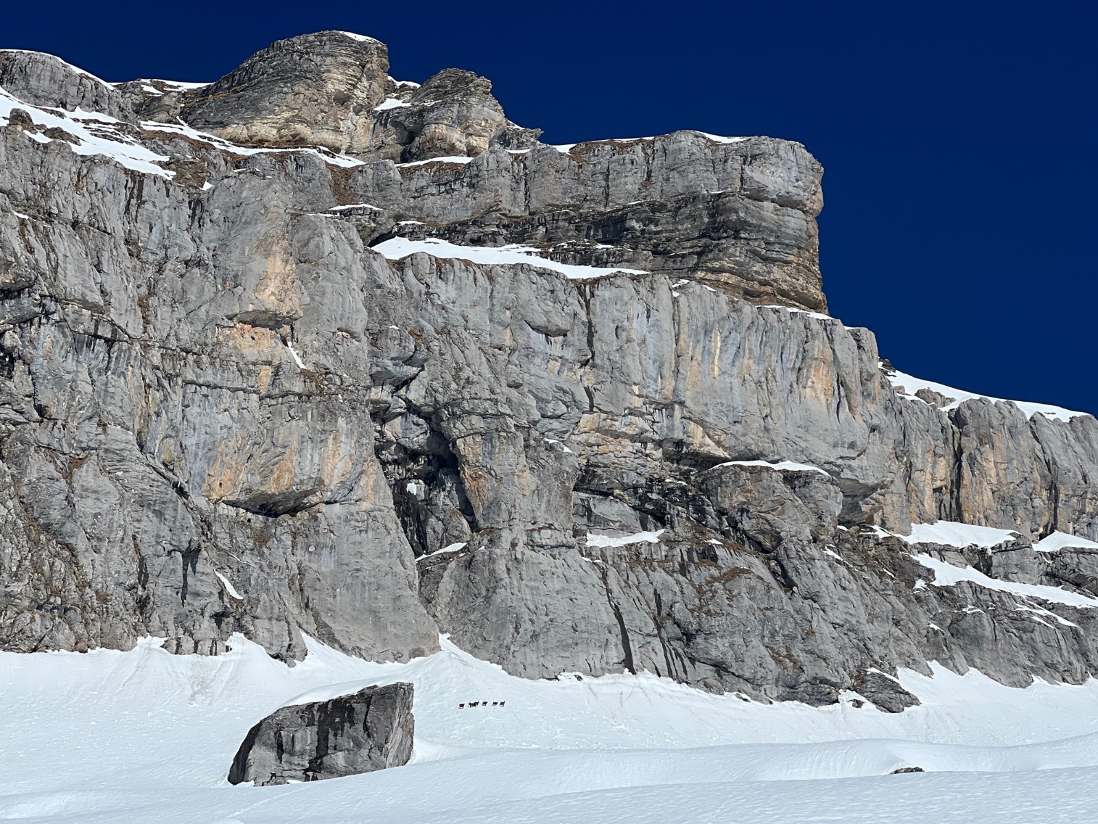 &nbsp;Bande de copains sous la falaise.