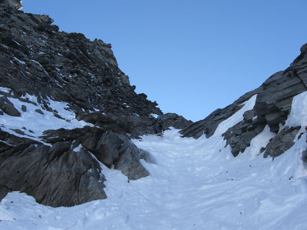 Couloir de Gauche : Pas très lare et neige difficile, le moins bon à ski