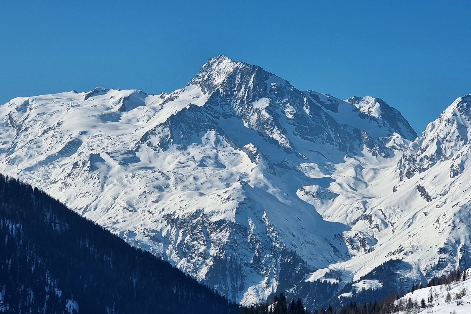 Derrière nous, l'on retrouve l'habituel mais toujours aussi magnifique panorama sur le massif du Mont-Pourri. 