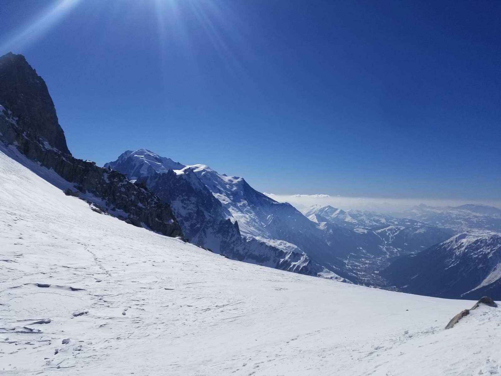 Le Mont-Blanc et la vallée de Chamonix depuis le col des Grands Montets
