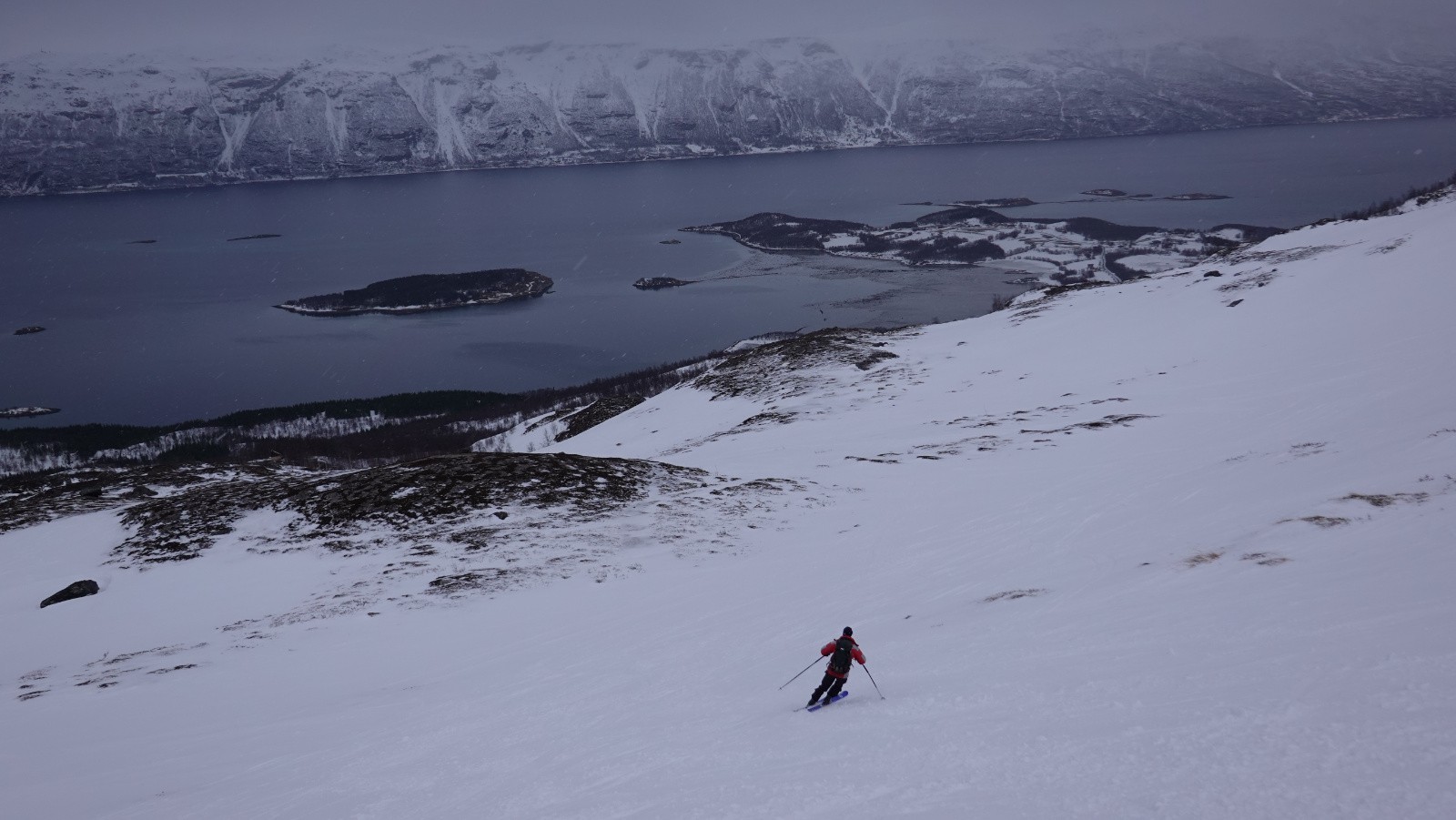 Bonne neige sur le bas de la descente sur fond de Storfjorden