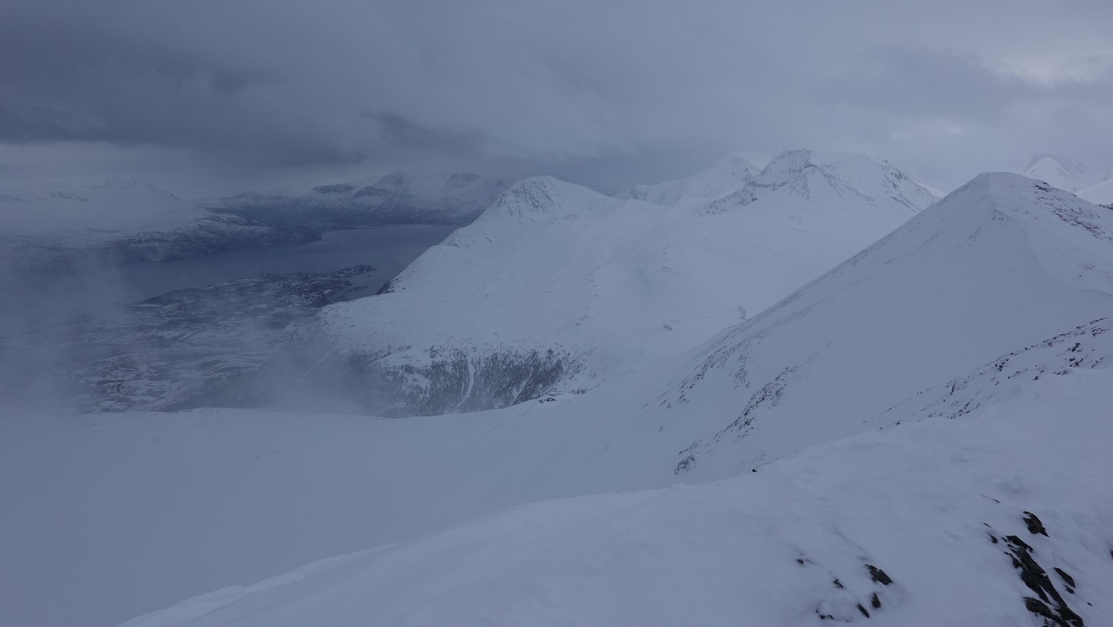 Panorama sur le Sud des Alpes de Lyngen avec un bel enneigement cette année