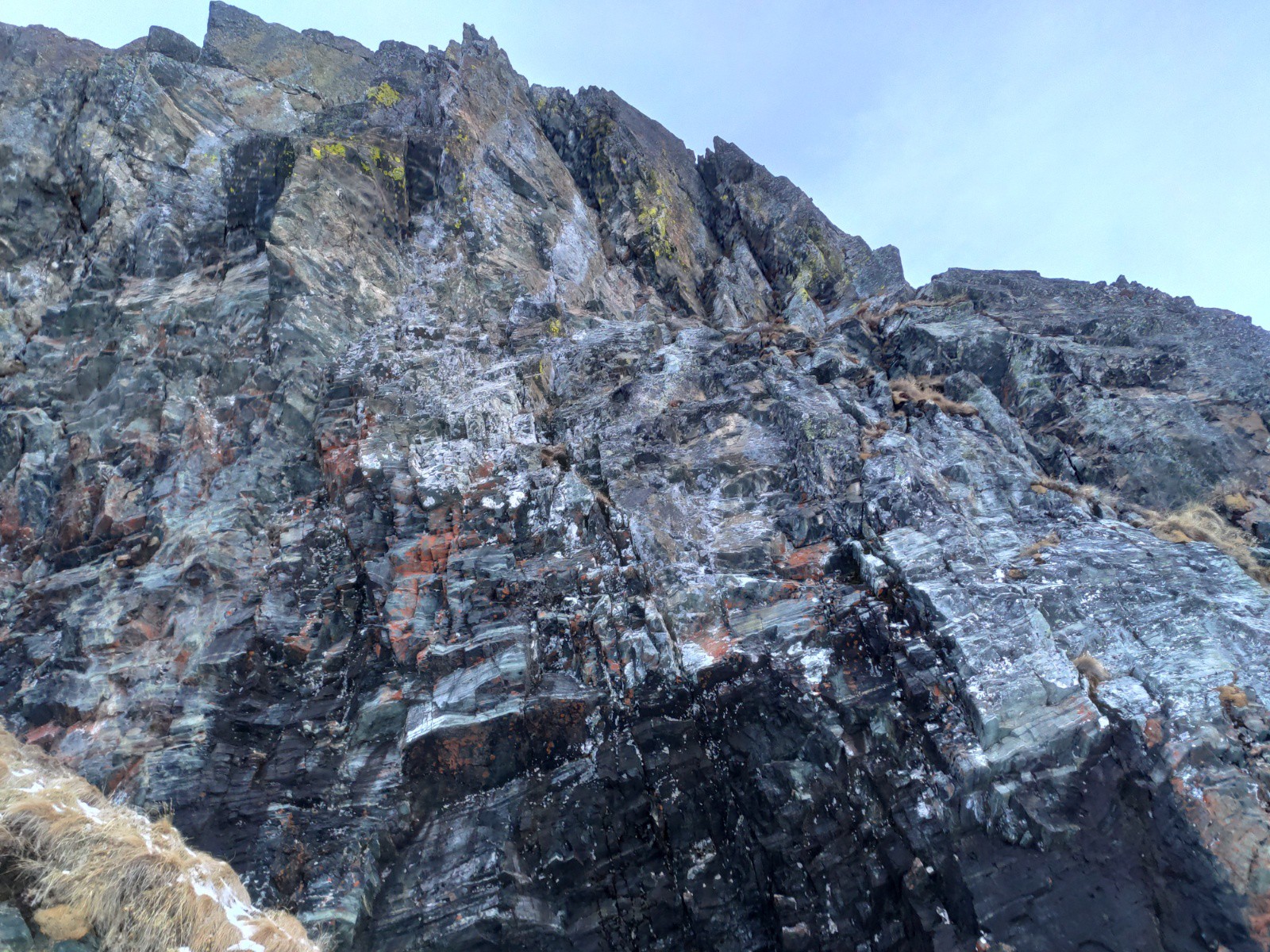 La falaise a l'air riche en diverses minéraux, aussi noir, çà se voit pas souvent.