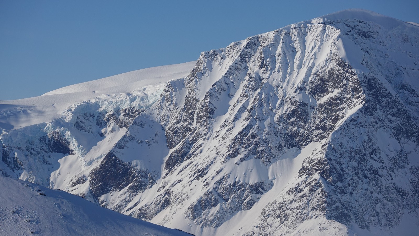 Le plus haut sommet des Alpes de Lyngen : le Jiehkkevárri
