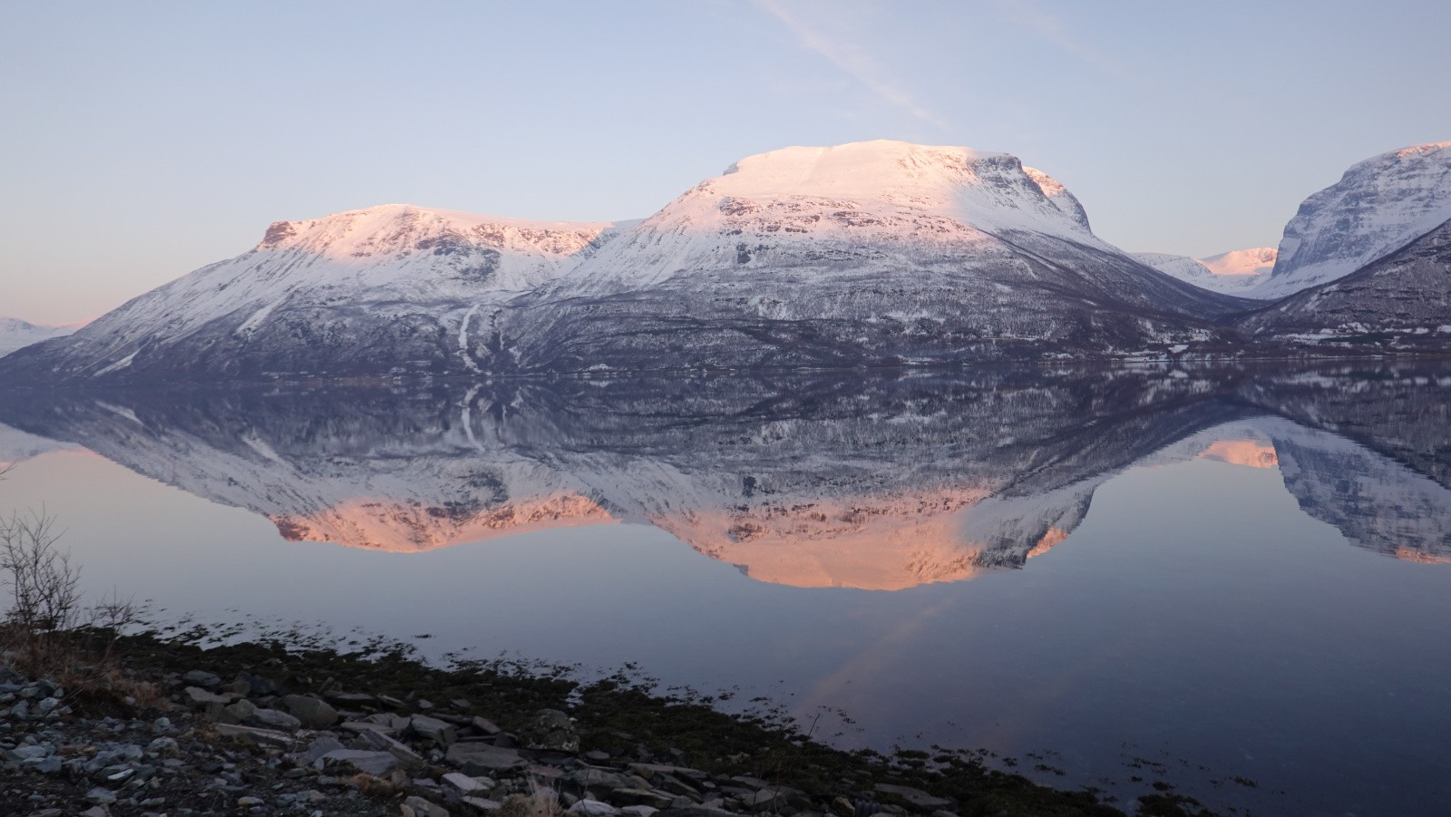 Reflet de la montagne dans le fjord