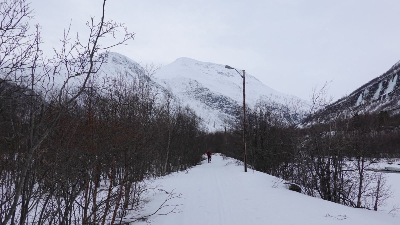 Départ sur les pistes de ski avec le sommet en ligne de mire