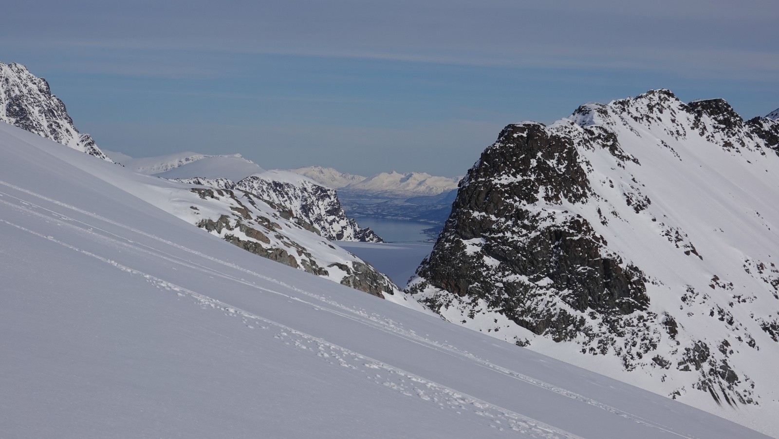 Panorama sur le glacier de Strupbreen et le fjord