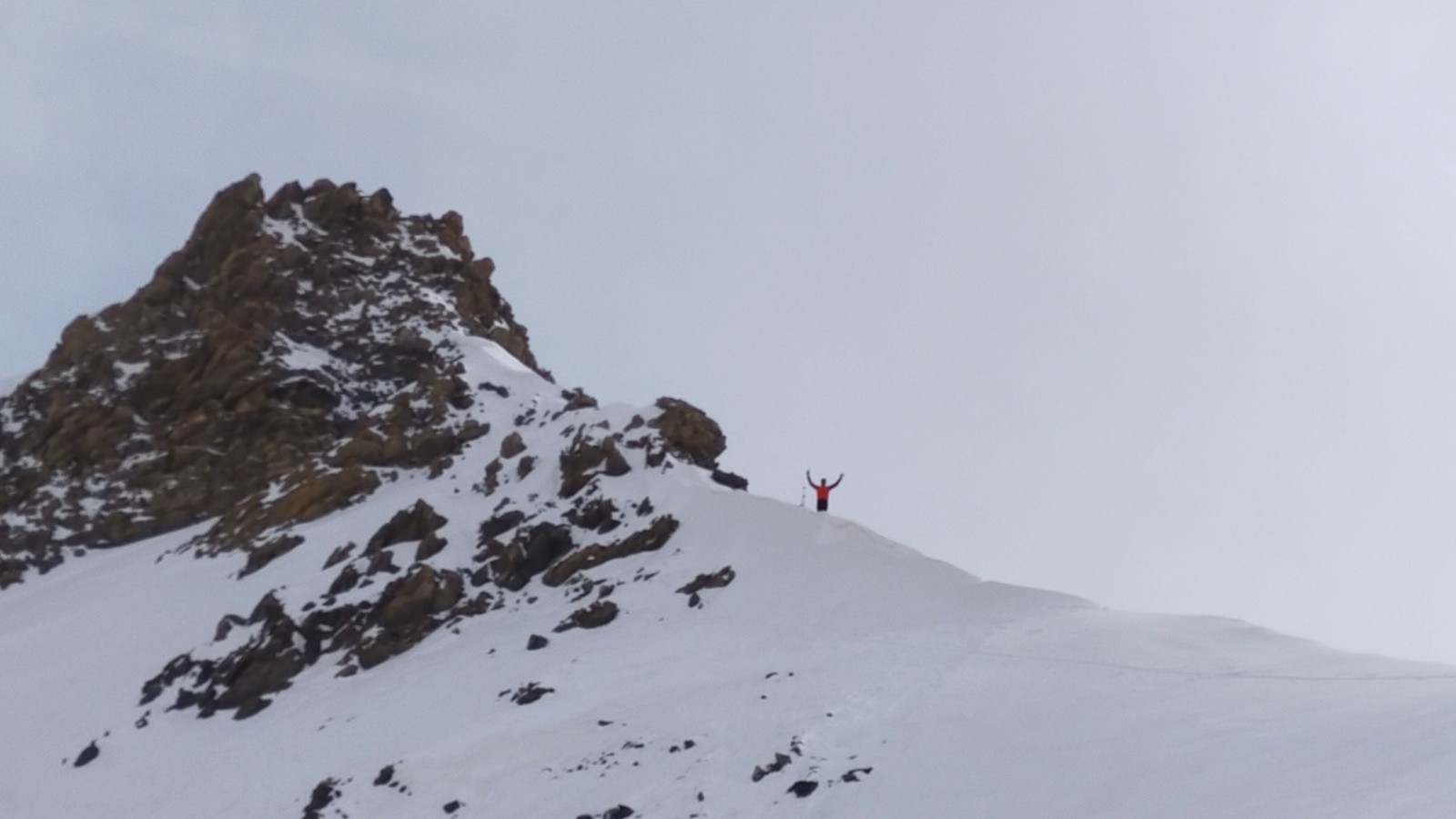 Au dessus du col de la Nova, on met les skis sur le dos pour atteindre le sommet 