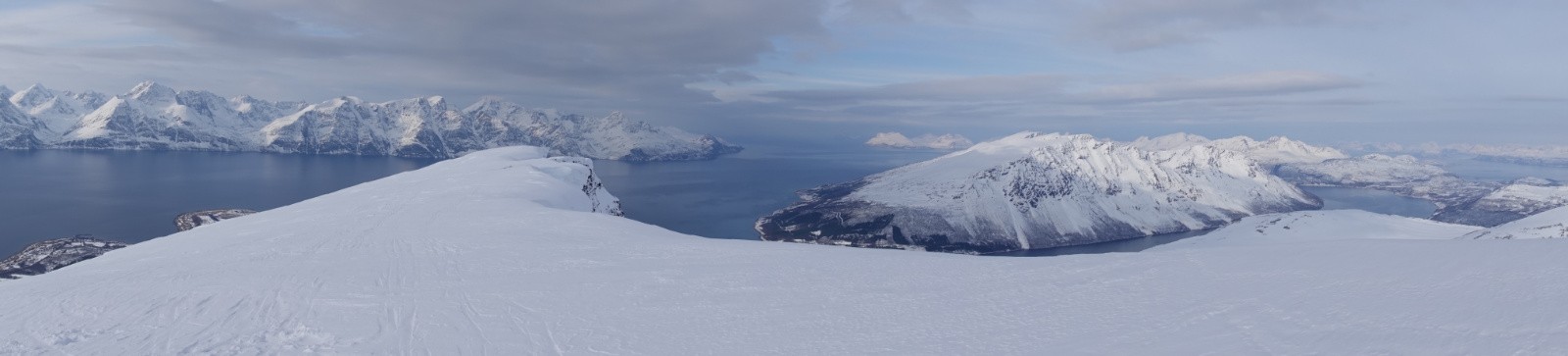 Panorama sur le Nord des Alpes de Lyngen et de Kafjord 