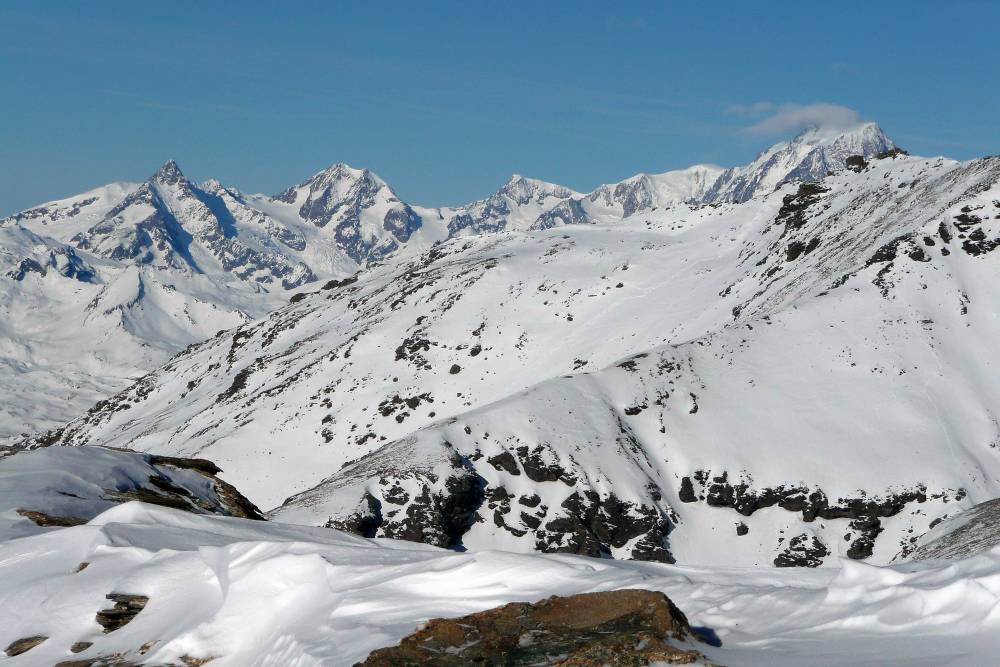Panorama chaine Mt Blanc : De l'Aiguille des Glaciers au Mt Blanc. Au 1er plan, une trace de godille dans les Rochers de Pierre Pointe, ça avait l'air pas mal aussi, peut-être même mieux !!