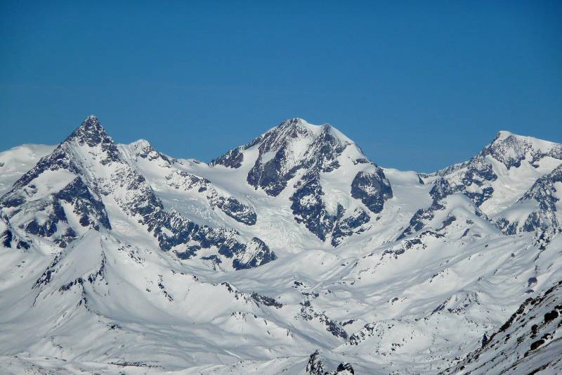 Coup de zoom : sur l'Aiguille des Glaciers, Tré la Tête, et Bionnassay (sans doute).