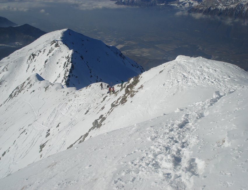derrière petit arc : Pose des skis avant le sommet à pied