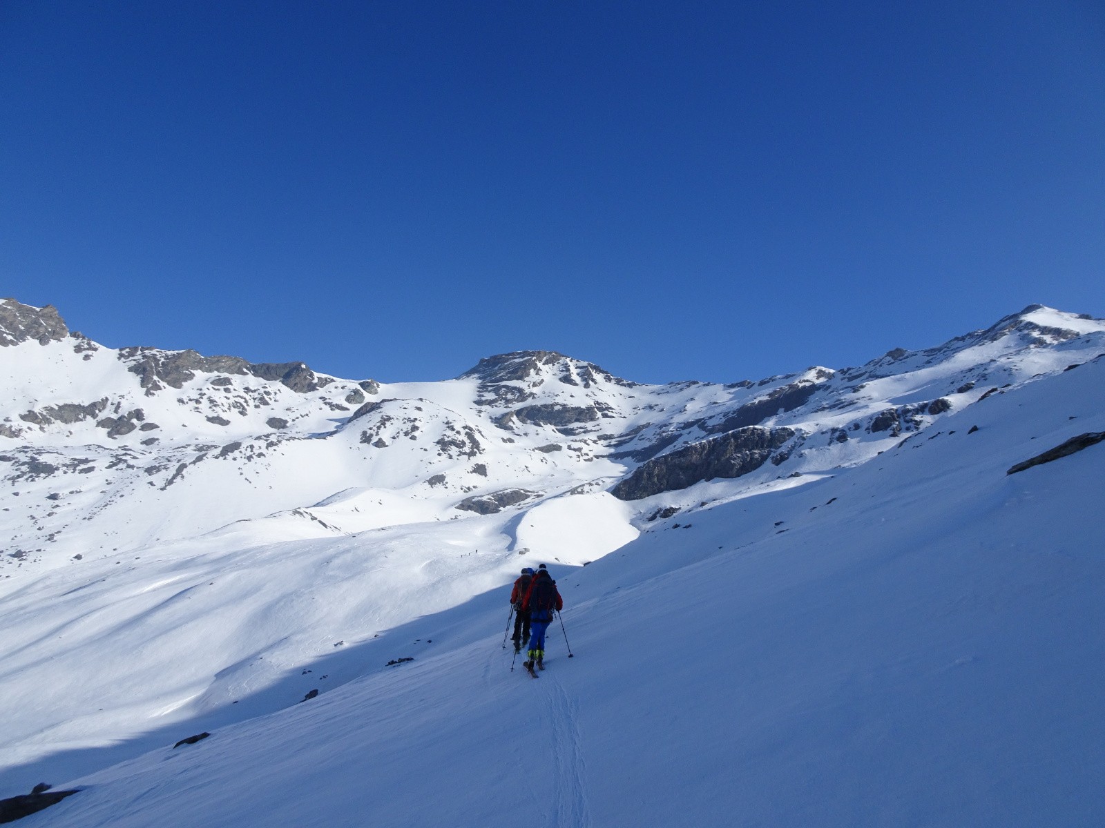 Longue traversée a flanc entre le Clapier Blanc et le glacier du Collerin : l'Albaron est au centre 