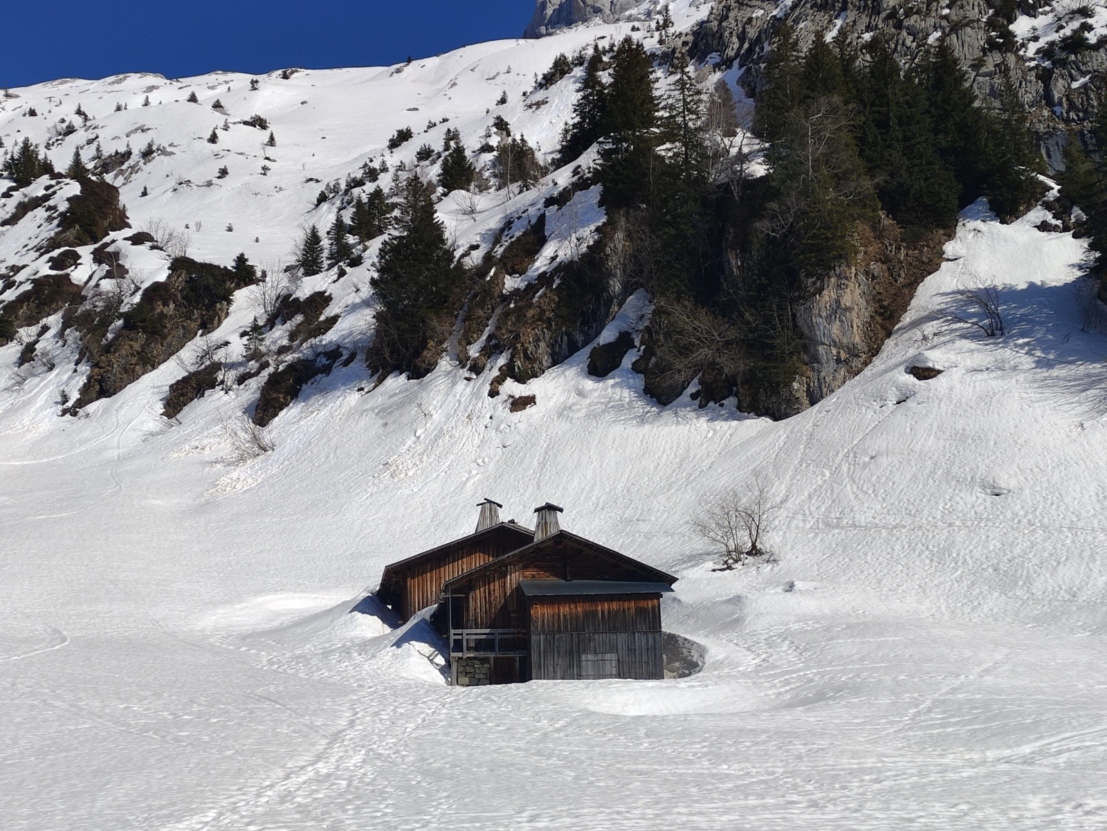 Pause casse croute au pied de la combe des verts