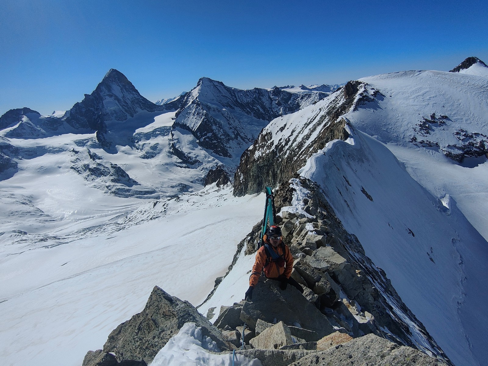 Sur l'arête avec le dome du blanc et le Blanc de moming en fond 