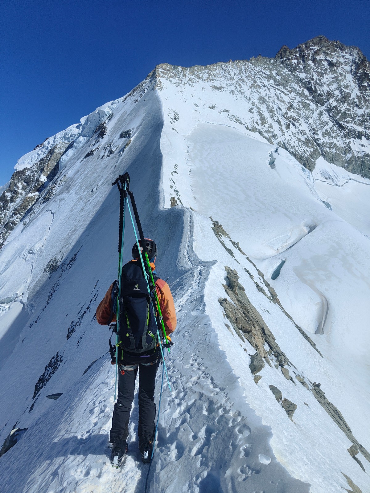 la fin de l'arête en neige est large et en top condis