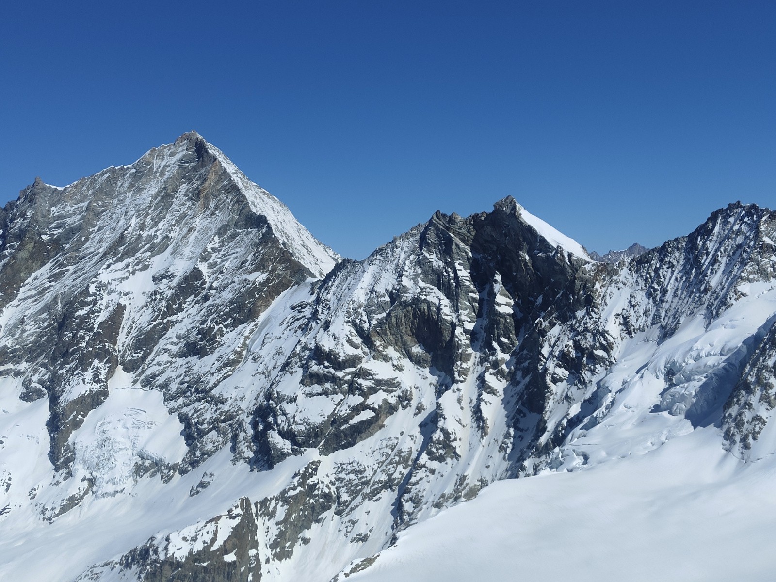 Le Weisshorn dans toute sa grandeur domine les lieux 