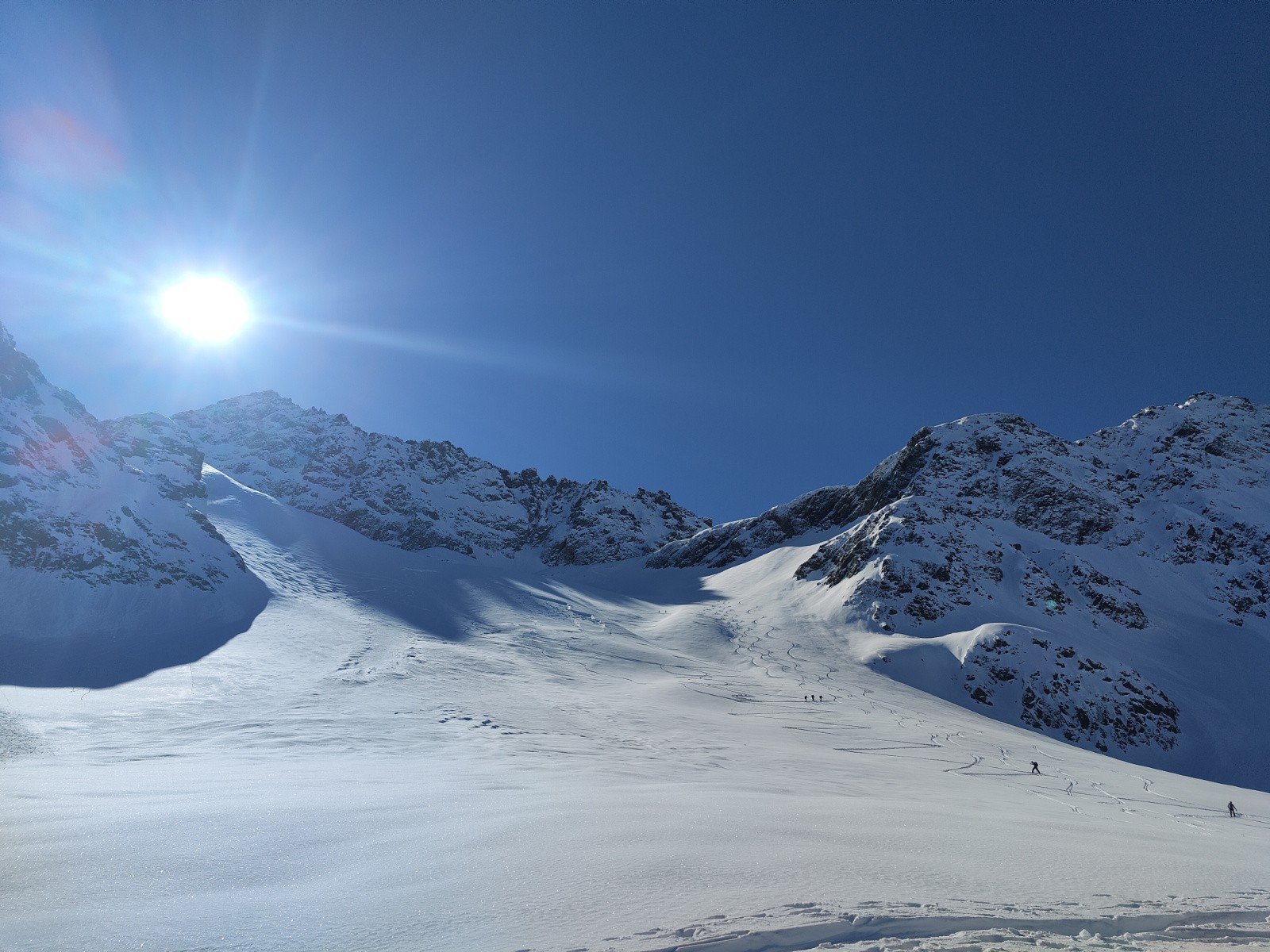 Premiere descente, en rive gauche du glacier de Gleyzin : excellente poudreuse !