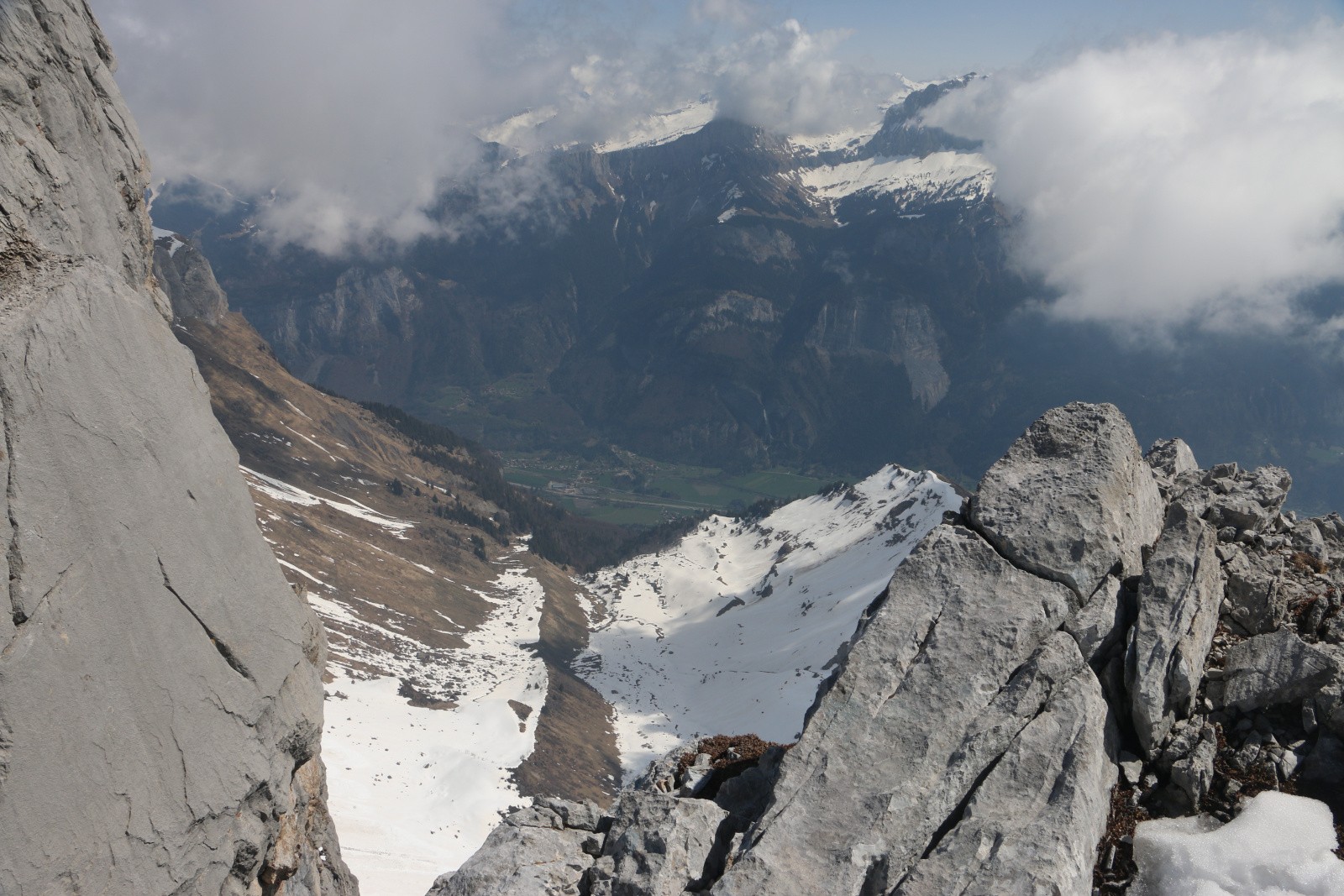 Le vallon est encore bien enneigé